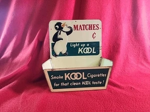 Porta fiammiferi vintage Kool in metallo Willie il pinguino illumina un Kool - Foto 1 di 7