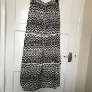 Black Cream Geometric Maxi Skirt Size 10 Front Split Chiffon Light Primark - Picture 1 of 8