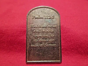 Medallón de las Escrituras Salmo 112:3 Hebreo Inglés Tono Dorado Riquezas y Riquezas - Imagen 1 de 2