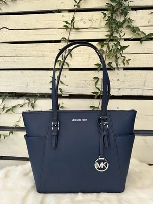 com etiquetas Michael Kors Charlotte bolsa tote grande com zíper superior azul marinho G1N - Imagem 1 de 4