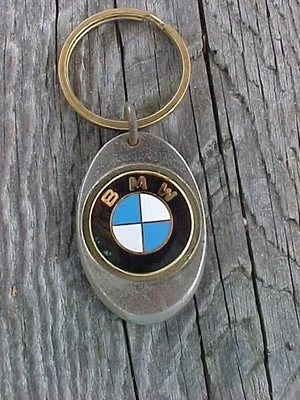 ВИНТАЖНЫЙ ЛОГОТИП BMW ТВЕРДЫЙ ЛАТУННЫЙ БРЕЛОК Б/У ДЕРЕВЕНСКАЯ ЗОЛОТАЯ ФУРНИТУРА ДЕФИЦИТНЫЙ США - Изображение 1 из 4