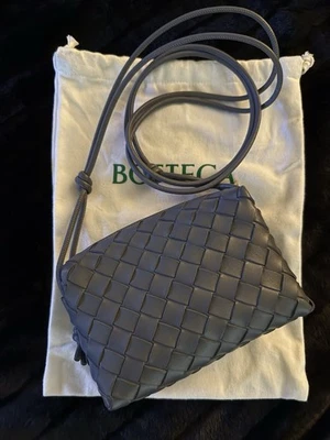 BOTTEGA VENEGA 'Mini Bolsa para Câmera Loop' Feminina em Couro Thunder Intrecciato  - Imagem 1 de 4