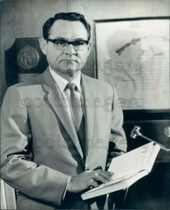 1968 Press Photo George Kates Promotes Bahamas Tourism - Picture 1 of 2