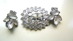 2er SET VINTAGE STRASS KOSMETIK SCHMUCK BROSCHE UND CLIP OHRRINGE - Bild 1 von 7