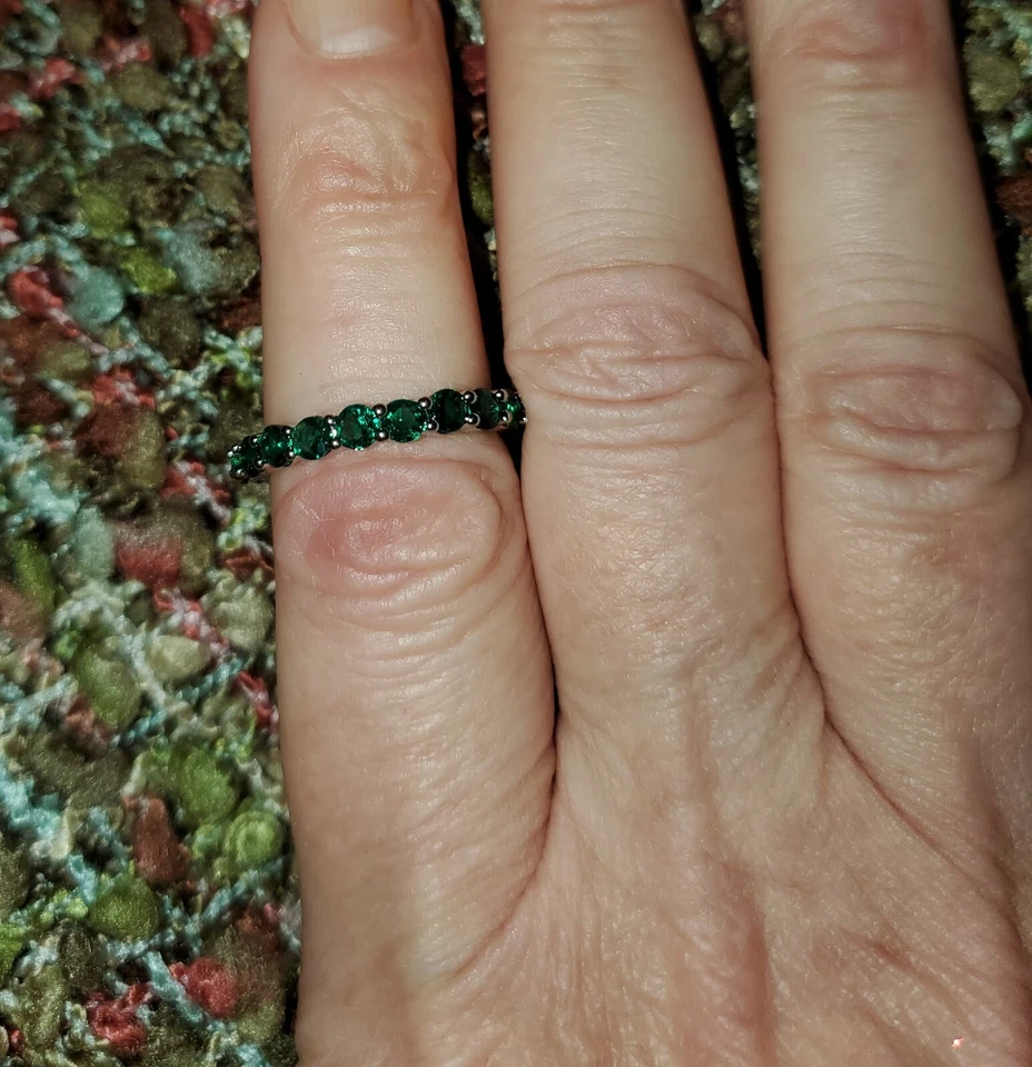 Talla 7. Nuevo con etiquetas. Anillo banda plata y esmeralda  Foto 1 de 1