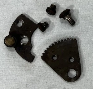 Antica macchina da cucire Davis Co. - ingranaggi e staffe interne - Foto 1 di 6