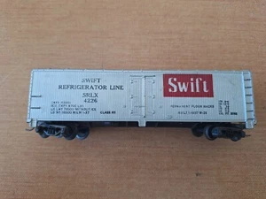 HO Scale 40' REEFER SWIFT #4226 W/ KADEE COUPLERS Item #1426 - Picture 1 of 3