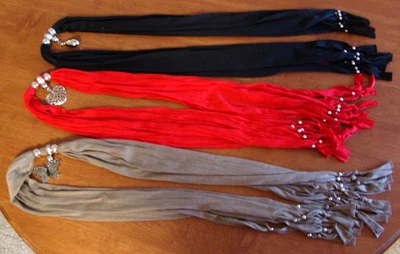 3 lenços com pingentes e miçangas de berloque Silvertone malha macia vermelho preto marrom 64" - Imagem 1 de 4