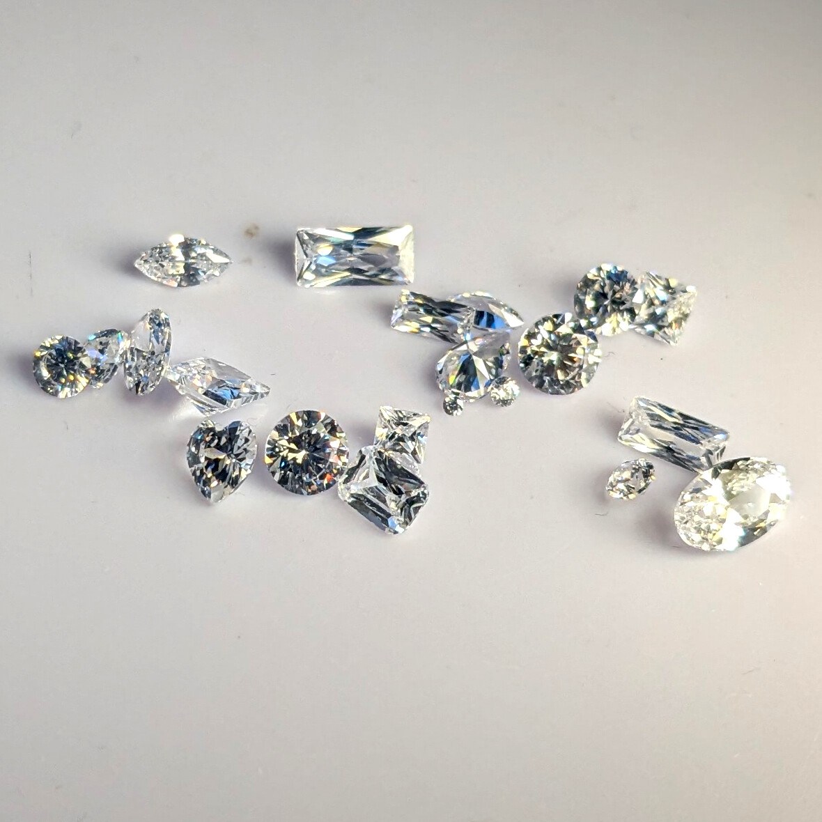 Zirconi Sciolti Bianchi 100 Pietre Sciolte Zirconi Cubici Bianchi Rotondi AAAAA - Diametri 0.7-50mm, Perfetti Per Gioielli Fai-da-te Pietre Zirconi Sciolti Per Gioielli - Foto 4