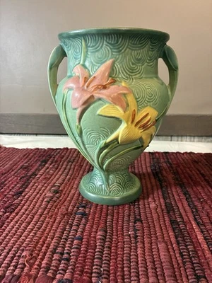 Vintage Original Roseville Zephyr Lily Urn Vase. 202-8 - Image 1 of 4