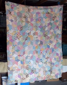 Vintage Handarbeit Patchwork Quilt Tumbling Blocks 3D Muster mehrfarbig 66”X86” LESEN - Bild 1 von 3