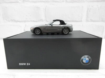 1:43 NOREV BMW Z4 Roadster grigio rivenditore autentico modellino auto presso... - Immagine 1 di 4
