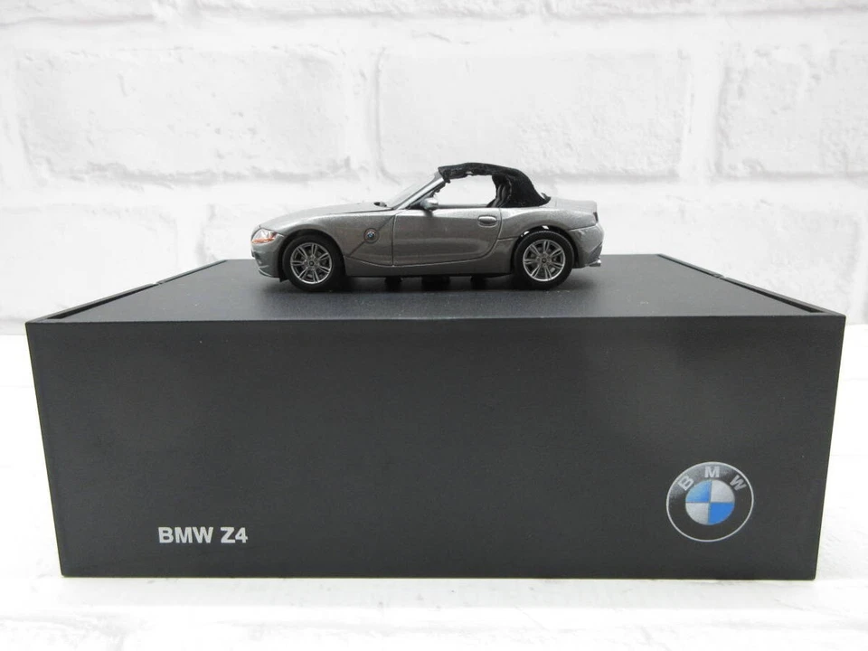 1:43 NOREV BMW Z4 Roadster grigio rivenditore autentico modellino auto presso... - Immagine 1 di 4