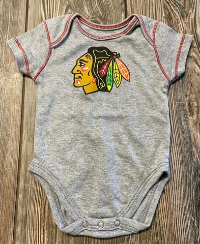 NWT Boys Chicago Blackhawks Gray Short Sleeve Logo Creeper Outfit 0/3 Months Cover