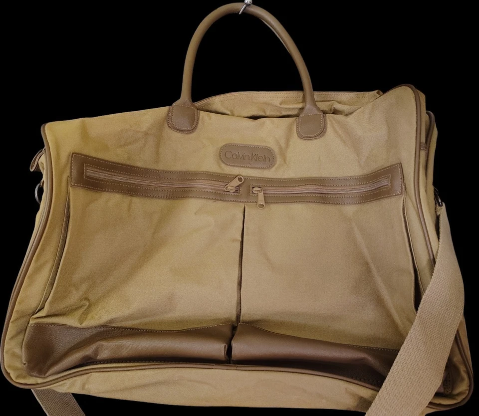 Bolso de fin de semana vintage de nailon caqui Calvin Klein años 90 (un tirón de cremallera dañado) Foto 1 de 4