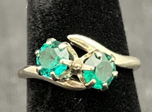 Vintage Green Stones Ring Silver Tone Band Size 6 1/4 + Pouch - Picture 1 of 4