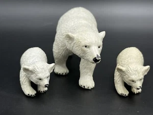 Vintage AAA Gummi Eisbär 7" und 2 Jungen 3" Wild Life Tier Figur Spielzeug - Bild 1 von 7