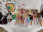 Lot Barbie vintage et moderne avec étui à poupées et vêtements