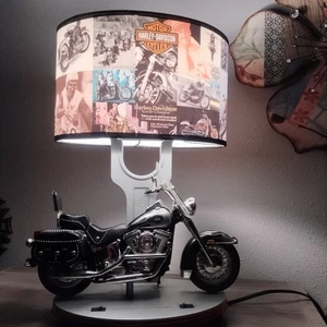 SAMMLERSTÜCK HARLEY DAVIDSON HERITAGE SOFTAIL TISCHLAMPE mit SOUNDS 2004  - Bild 1 von 16