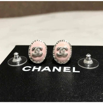 Pendientes CHANEL con Marca Coco en plata rosa con logo plateado Foto 1 de 4