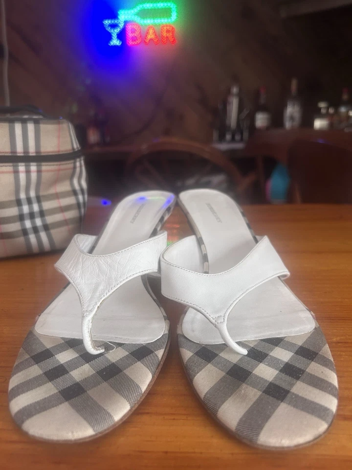 Tacones Burberry punta abierta tacón de gatito 7,5 Foto 1 de 4