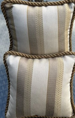 Juego de 2 almohadas miniatura francesas hechas a medida dorado beige a rayas espalda satinada 8x8 Foto 1 de 3