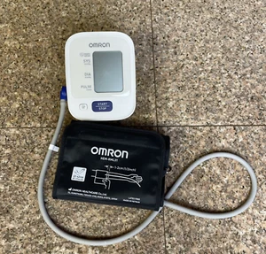 Omron Series 3 BP710N Misuratore Pressione Arteriosa da Braccio Superiore con Polsino TESTATO FUNZIONANTE - Foto 1 di 6