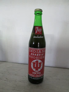 Bottiglia 7up commemorativa vintage 1976 NCAA Champs Indiana Hurryin' Hoosiers - Foto 1 di 4