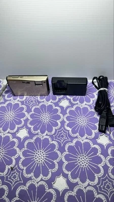 Nikon COOLPIX fotocamera digitale compatta argento con caricatore testato - Immagine 1 di 3