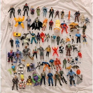 Lotto action figure vintage giocattoli misti anni 80 90 2000 Robocop WWF DC - Foto 1 di 13