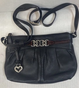Borsa a tracolla vintage Brighton Balboa in pelle nera con cinturino regolabile bordo marrone e fascino - Foto 1 di 13