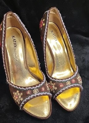 Tacones Kathy Van Zeeland Marrón Gamuza Adornados Peep Toe Talla EE. UU. 10 Foto 1 de 4