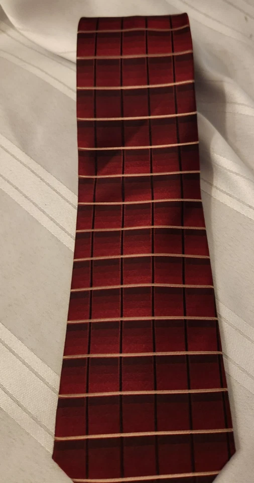 Nuevo con etiquetas Corbata de seda para hombre John Ashford roja con tonos blancos/negros/marrones repetición Foto 1 de 4