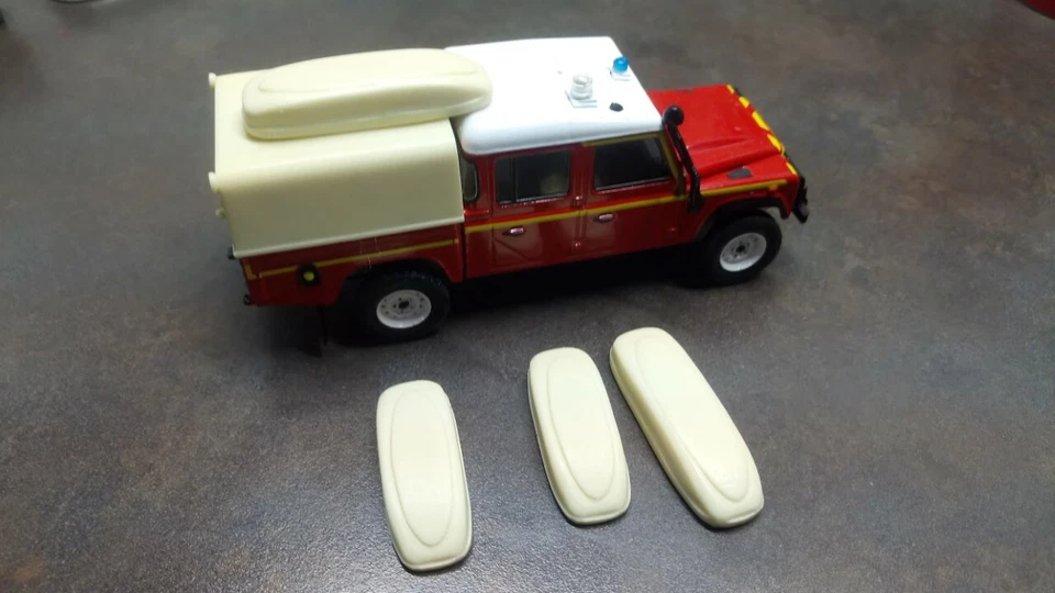 pompiers,gendarmerie, civile ,divers, accessoire lot de coffre de toit  1/43 - Photo 1/1