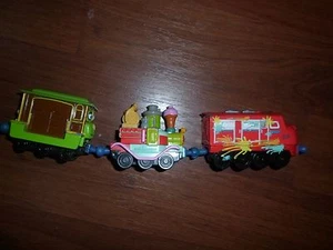 2010 Red Engine Chuggington Trains Die Cast Metal w 2 Cars - Picture 1 of 3