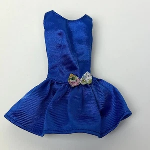 Abito da cocktail vintage Barbie blu reale metallizzato colorato fiocco vestito Mattel anni 90 - Foto 1 di 8