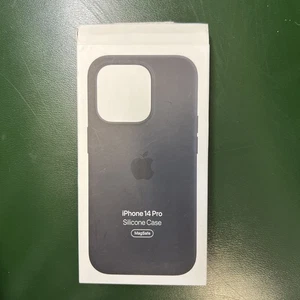 Apple Original Silicone Case with MagSafe for iPhone 14 Pro - Midnight - Photo 1 sur 2