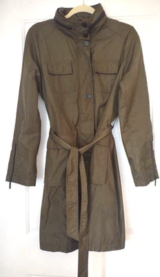 Abrigo de lluvia Tahari verde caqui gabardina capucha enrollable urbano chic pequeño Foto 1 de 4