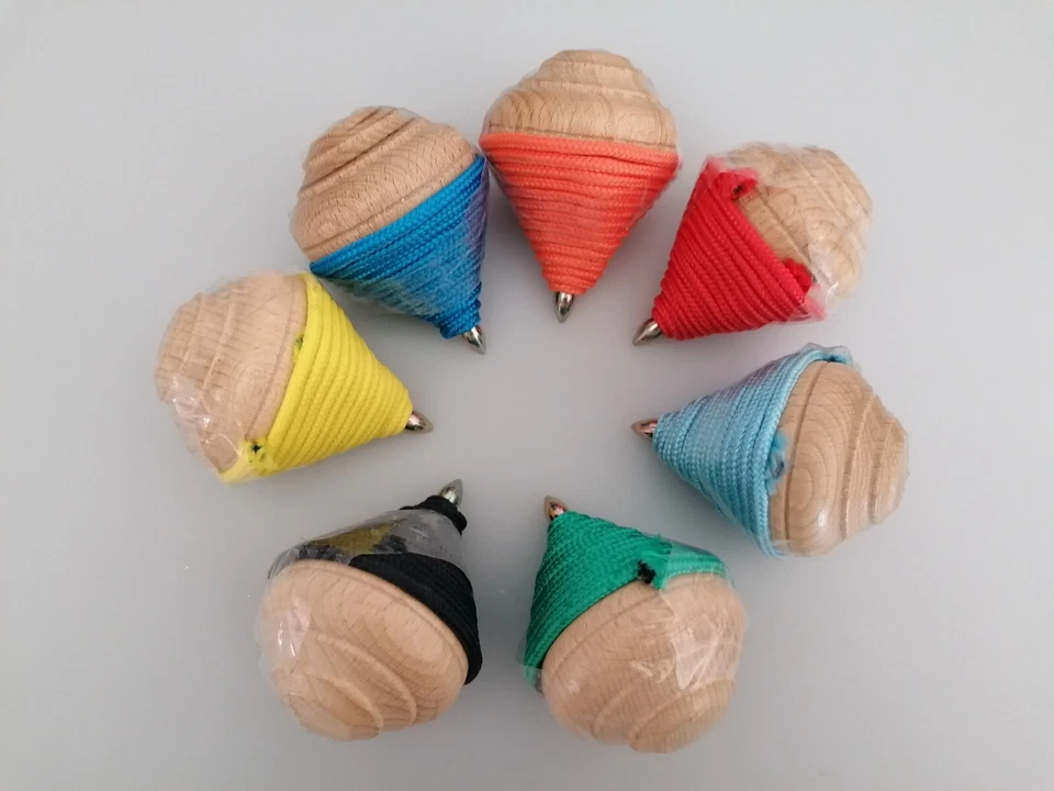 Trottola in legno con punta in metallo e corda colorata - Immagine 1 di 1