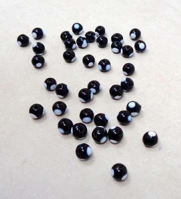 Lot de 38 perles anciennes en verre noir et blanc - Photo 1/3