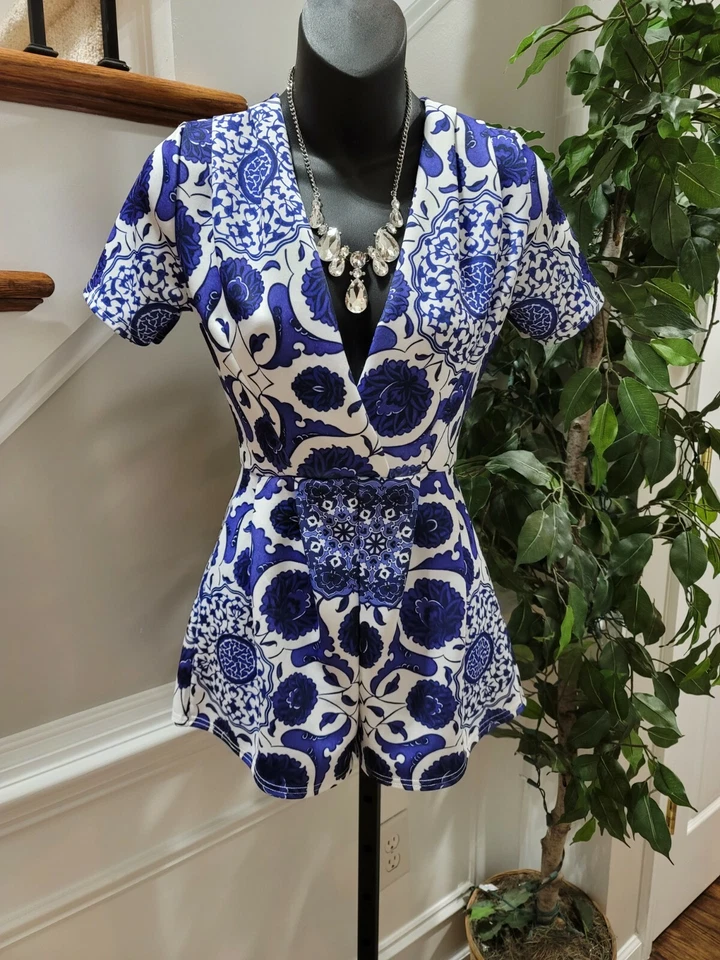 Traje Mameluco Boohoo Mujer Blanco y Azul Floral Poliéster Cuello en V Manga Corta Talla 6 Foto 1 de 4