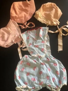 50er Jahre Handarbeit Strampler blau mit roten Hühnern Sommer BABY und 3 Hauben rosa orig. - Bild 1 von 7