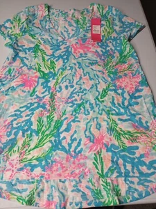 Lilly Pulitzer Multi Coral Bay Etta V Neck T-Shirt Size Small NWT - Picture 1 of 5