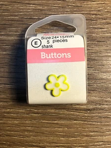 HB17124.12 Hemline Buttons - Pack of 5 - White & Yellow Flower -Shank - 15mm - Picture 1 of 1