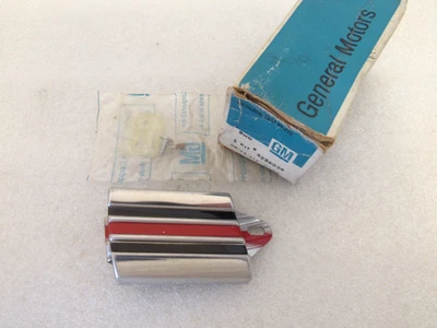 Buick Wildcat 1966 4 puertas como nuevo Moldura de apertura de rueda delantera derecha GM 4226936 Foto 1 de 4