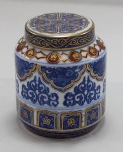 Ornate Porcelain Chinese or Japanese Jar With Lid - Blue Gold & Red against W... - Bild 1 von 11