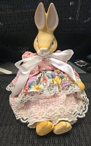 House Of Lloyd Wendy Wabbit 1993 Hase Kaninchen rosa Plad Blumen Regal Sitter - Bild 1 von 6