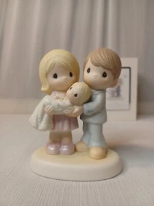 Precious Moments 2008 Grow In The Light Of His Love 830014 Neu im Karton Taufe Baby Neu aus altem Lagerbestand - Bild 1 von 11