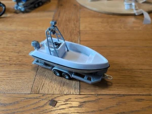 2 unità pattuglia + modellino rimorchio, compatibili Scalextric 1:32 complete di gancio - Foto 1 di 13