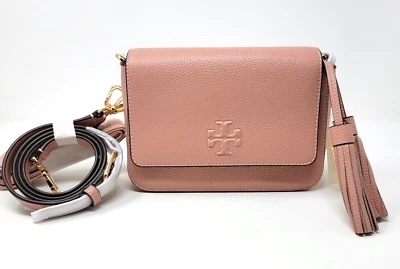 Bolsa tiracolo Tory Burch Thea Web couro pebble rosa aba da lua com 2 alças - Imagem 1 de 4